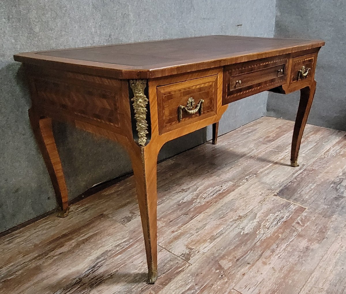 Bureau de centre style Louis XV en marqueterie, richement décoré -photo-3