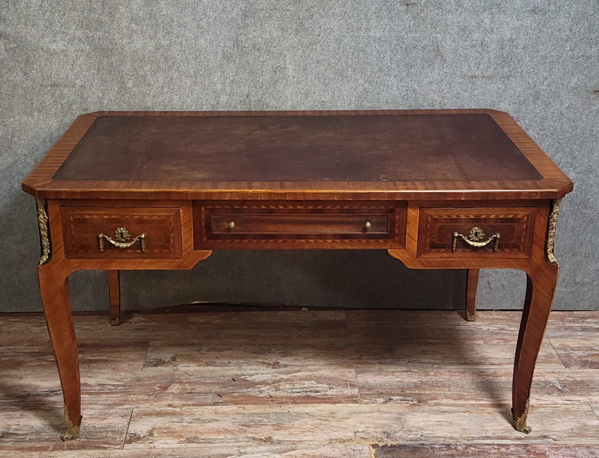 Bureau de centre style Louis XV en marqueterie, richement décoré 