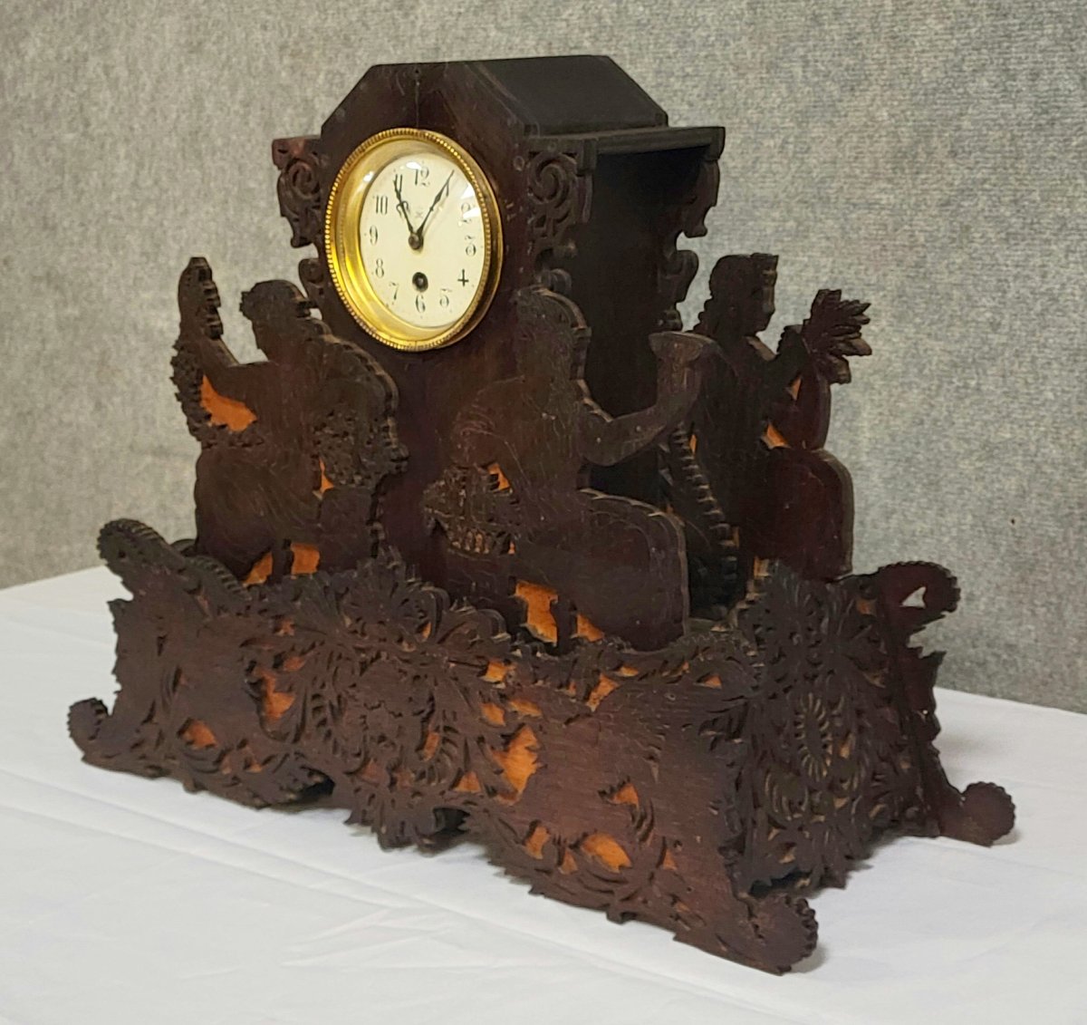 Pendule "foret noire" réalisée en bois finement ajouré, représentant deux figures sculptées-photo-3