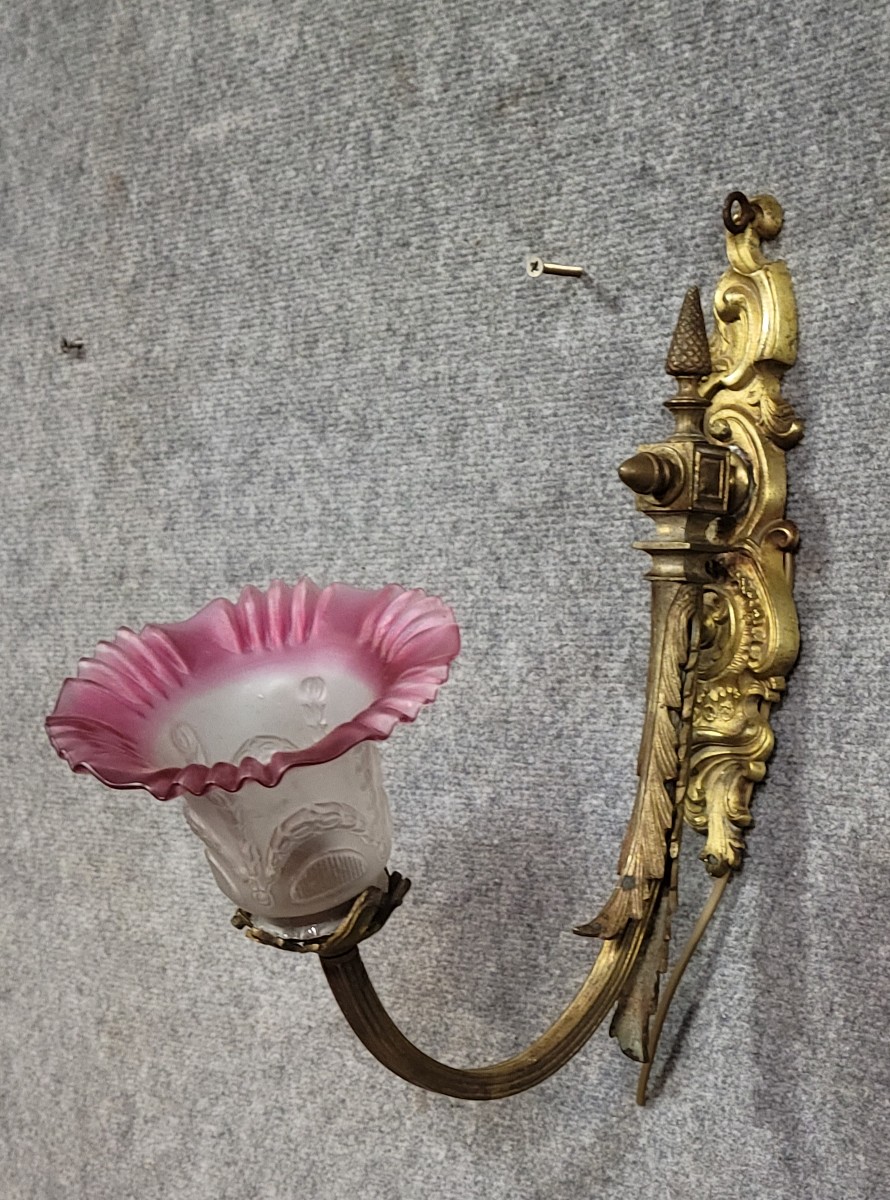 Antique Wall Sconce In Finely Chiseled Bronze