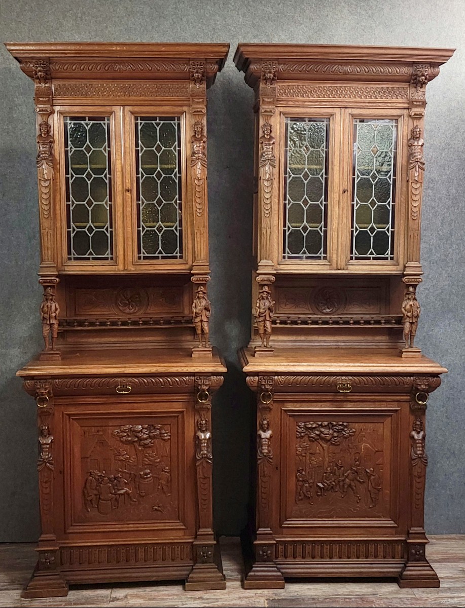 Rare paire de buffets deux corps de style Renaissance, entièrement réalisés en chêne massif