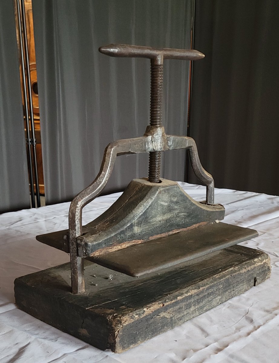 A 19th-century Napoleon III Period Bookbinding Press, Made Of Patinated Cast Iron Mounted On Its Wooden Base. -photo-1