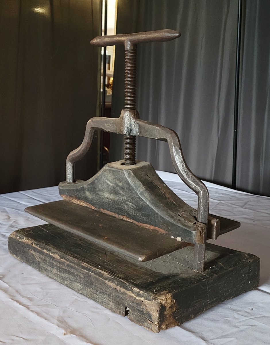 A 19th-century Napoleon III Period Bookbinding Press, Made Of Patinated Cast Iron Mounted On Its Wooden Base. -photo-2