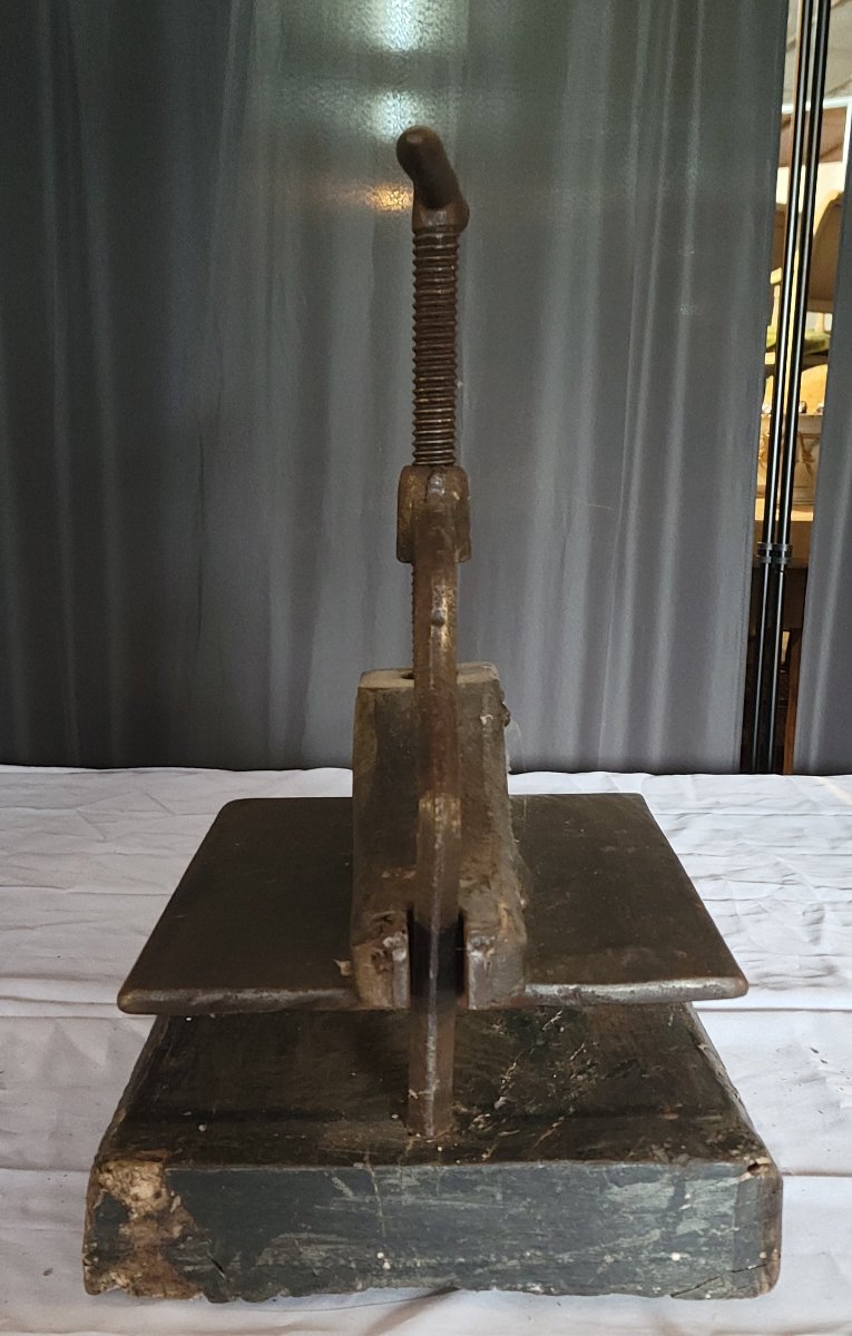 A 19th-century Napoleon III Period Bookbinding Press, Made Of Patinated Cast Iron Mounted On Its Wooden Base. -photo-3