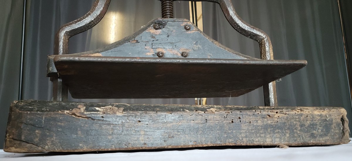A 19th-century Napoleon III Period Bookbinding Press, Made Of Patinated Cast Iron Mounted On Its Wooden Base. -photo-4