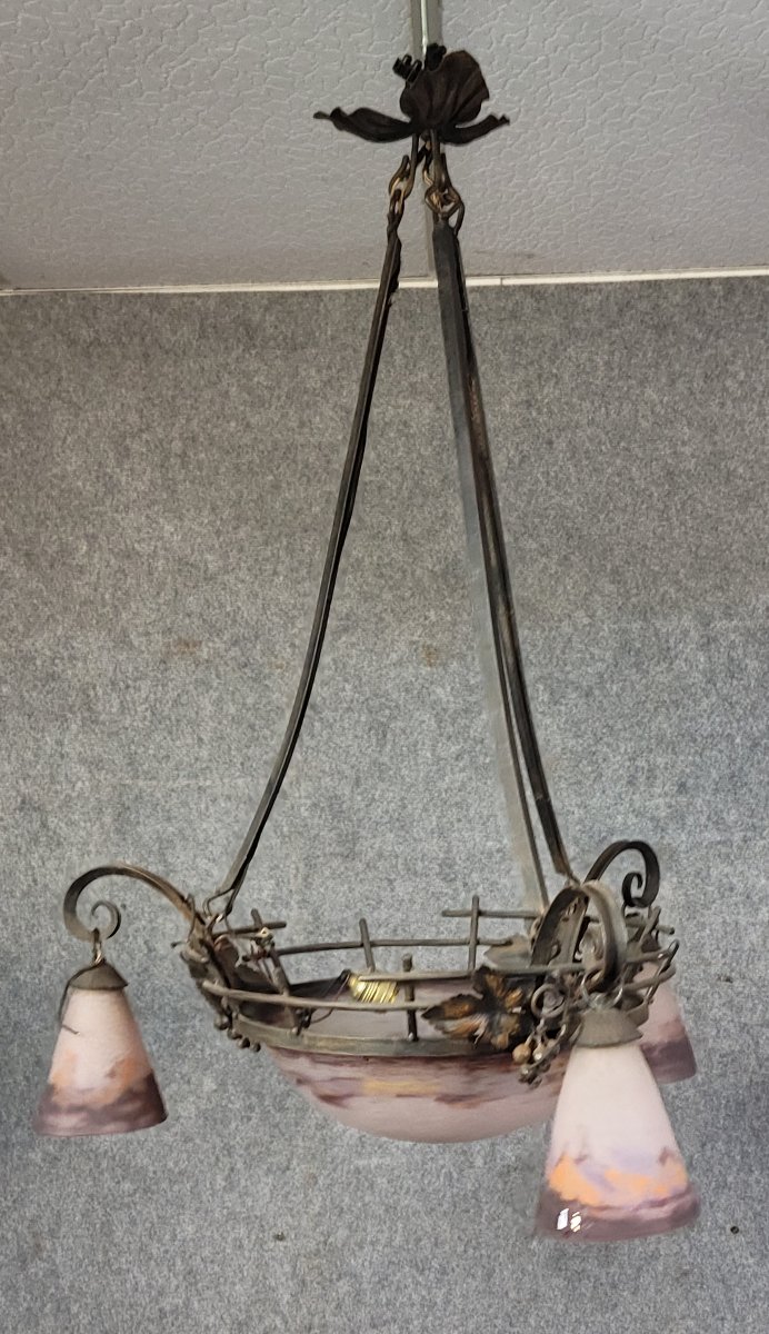 Degué : Lustre époque Art nouveau en fer forgé patiné, à décor végétal stylisé-photo-1