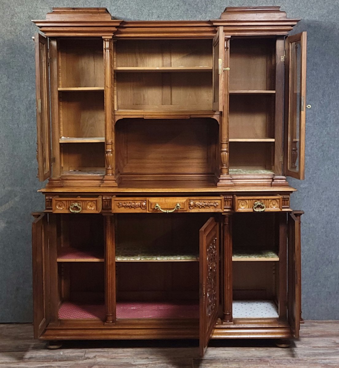 Important buffet deux-corps style Renaissance en noyer massif-photo-8