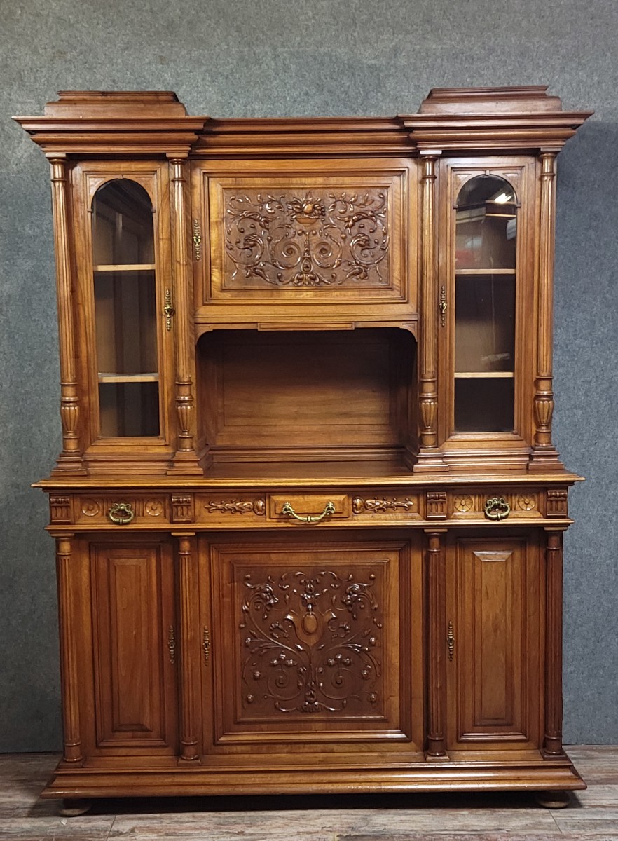 Important buffet deux-corps style Renaissance en noyer massif