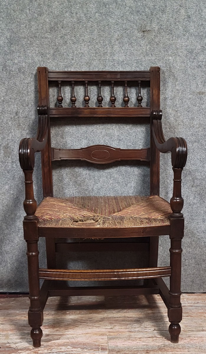 fauteuil style Renaissance en bois massif, dotée d’un dossier à petites colonnettes