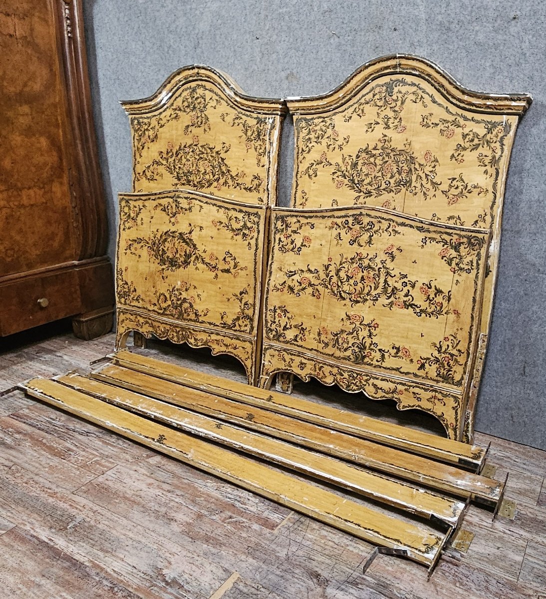 Pair Of Antique Beds Painted With Floral Decoration - Late 19th Century - Venetian/18th Century Style  -photo-1