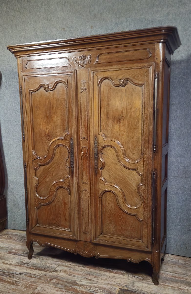 Armoire ancienne époque Louis XV en bois massif (chene et noyer)   -photo-1