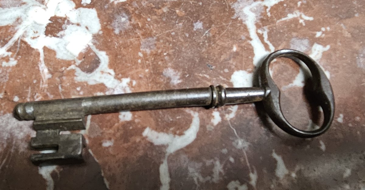 Armoire ancienne époque Louis XV en bois massif (chene et noyer)   -photo-4