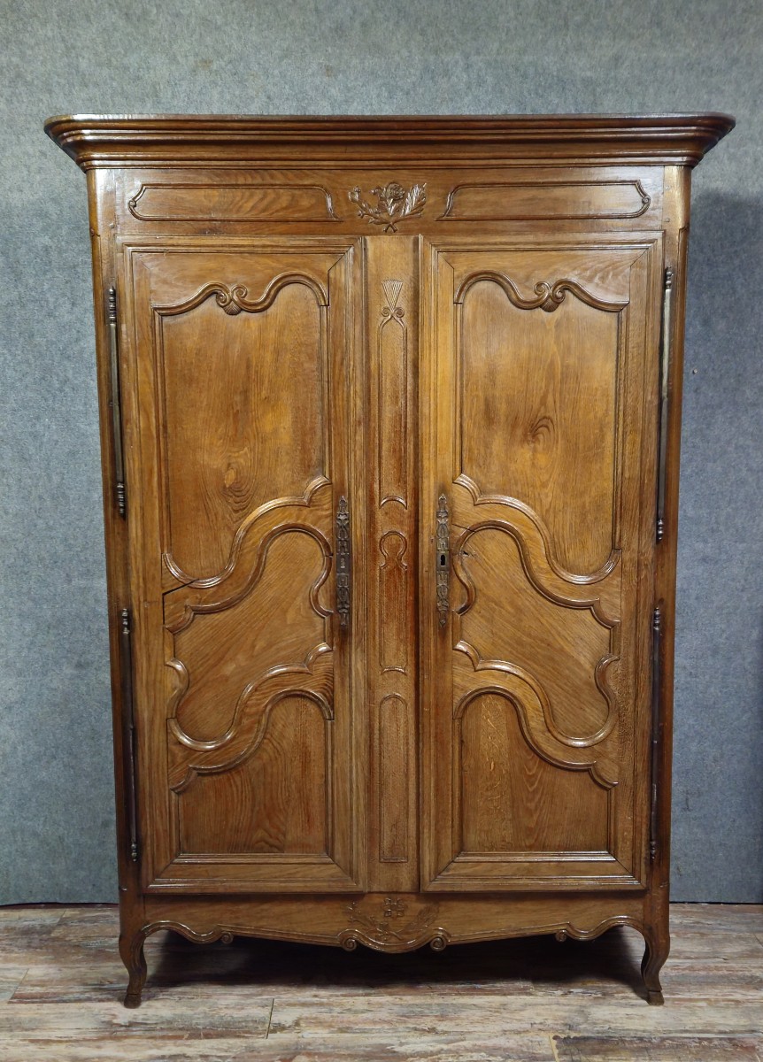 Armoire ancienne époque Louis XV en bois massif (chene et noyer)   