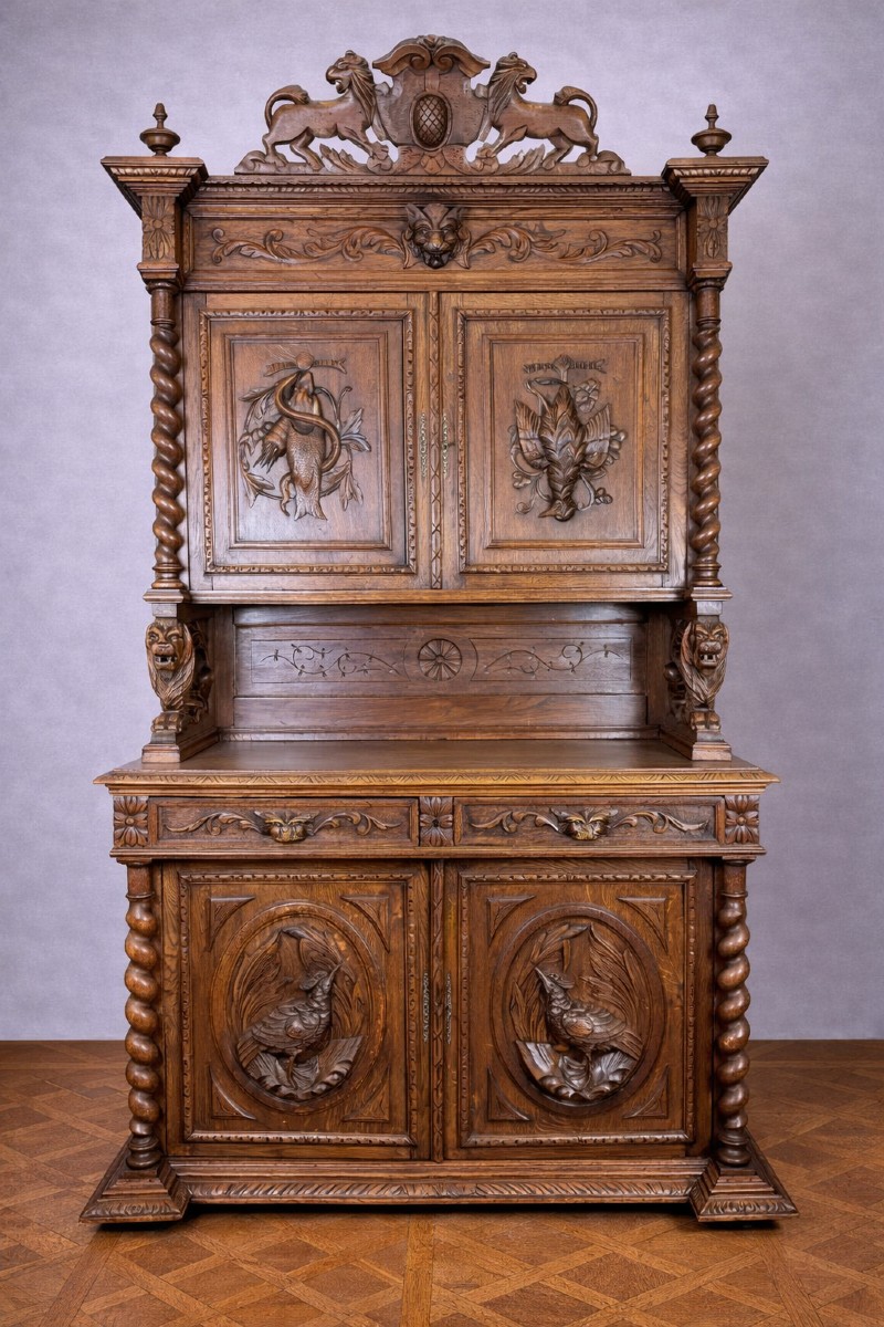 Important buffet deux-corps sculpté – Chêne massif – Pièce de caractère - style Renaissance  