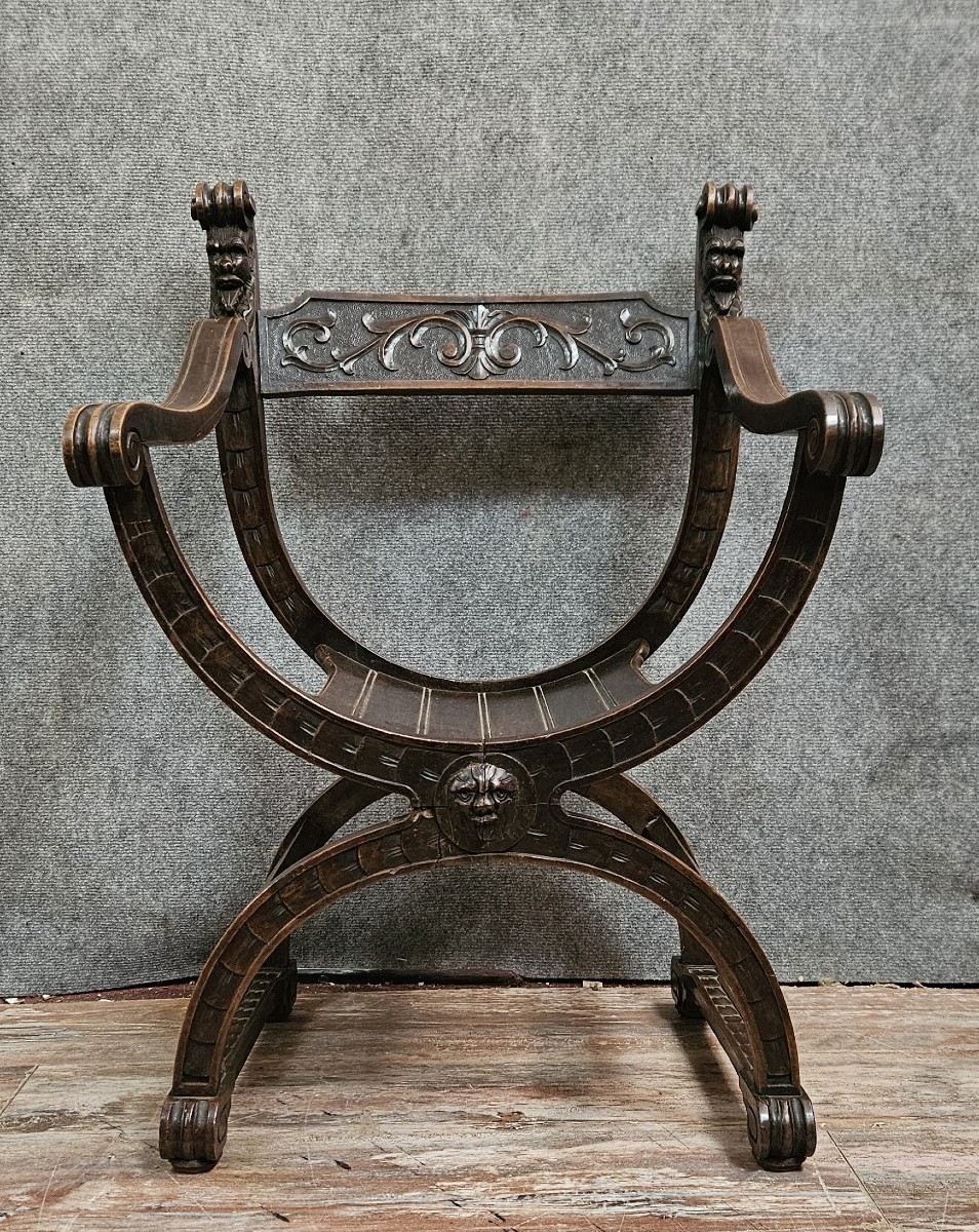 Fauteuil curule ancien en bois sculpté – Style Renaissance / Savonarole  