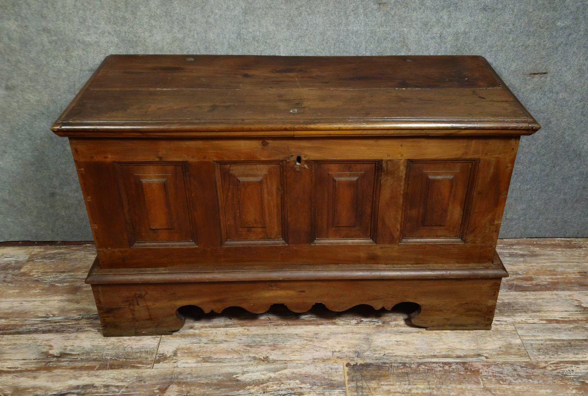 18th Century Walnut Chest.-photo-1
