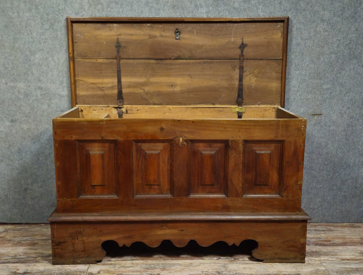 18th Century Walnut Chest.-photo-8