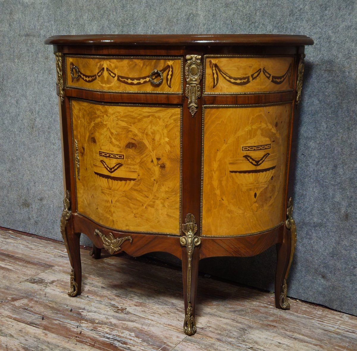 Commode demi-lune de style Louis XV en marqueterie et décors de bronze.-photo-2