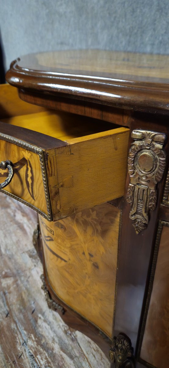 Commode demi-lune de style Louis XV en marqueterie et décors de bronze.-photo-3