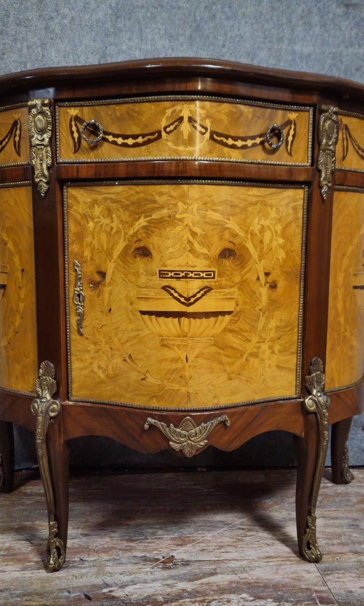 Commode demi-lune de style Louis XV en marqueterie et décors de bronze.-photo-4