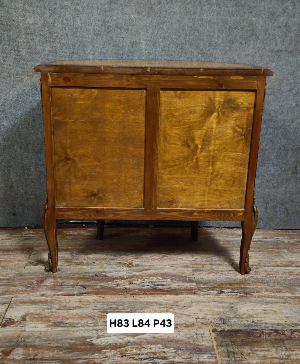 Commode demi-lune de style Louis XV en marqueterie et décors de bronze.-photo-6