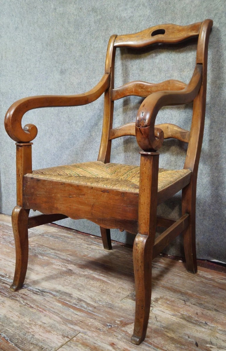 Fauteuil Empire en noyer massif avec assise en paille tressée