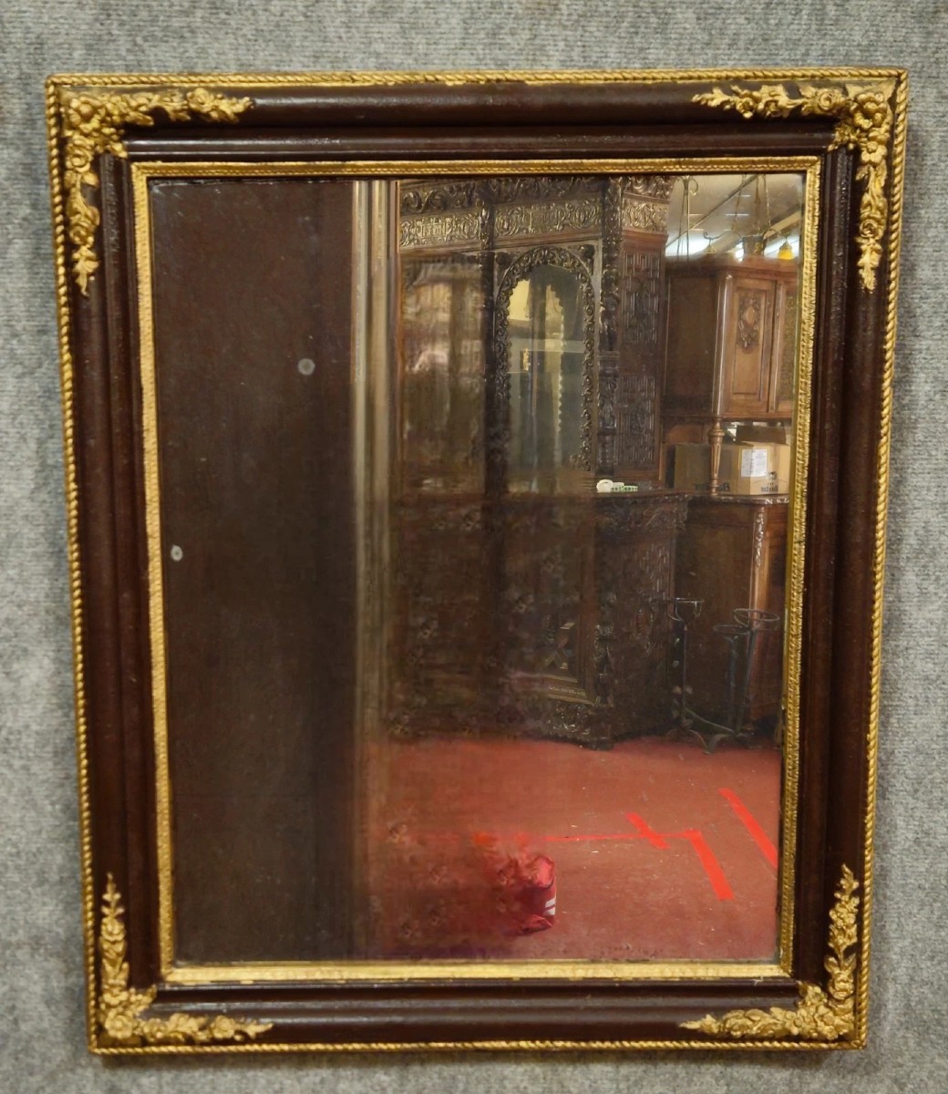 Miroir ancien en bois sculpté et doré – style classique