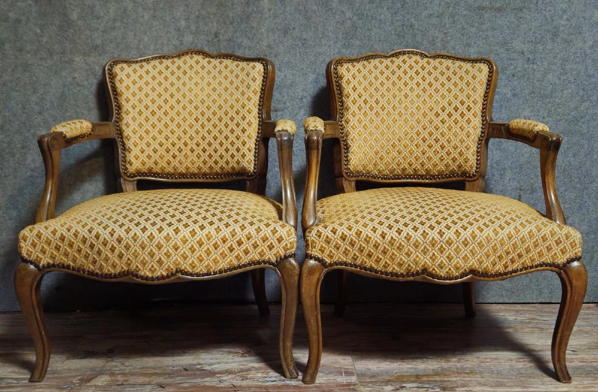 Paire de fauteuils anciens en noyer – style Louis XV
