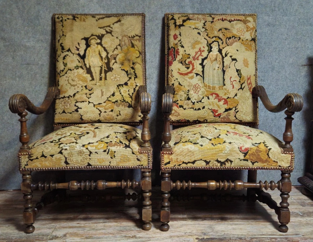 Paire de fauteuils anciens en bois sculpté – Tapisserie figurative aux petits points - XIXe sie