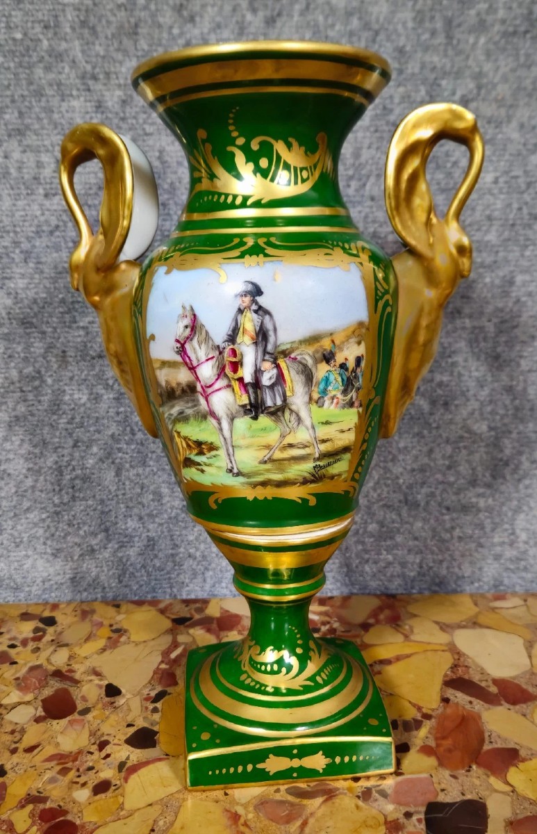 Vase décoratif en porcelaine verte et or – Décor Napoléon 1er – H 32 cm