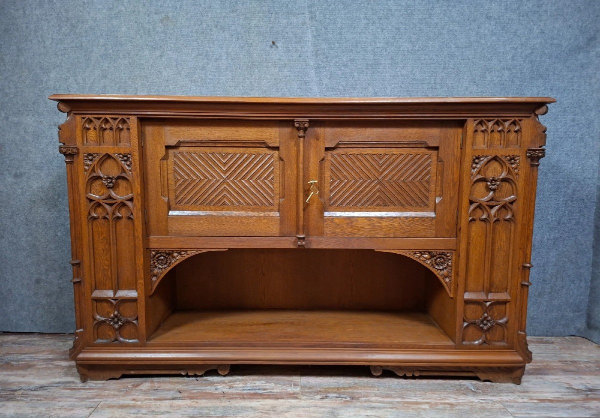 Antique Carved Oak Sideboard – Gothic/neo-gothic/20th Century Style