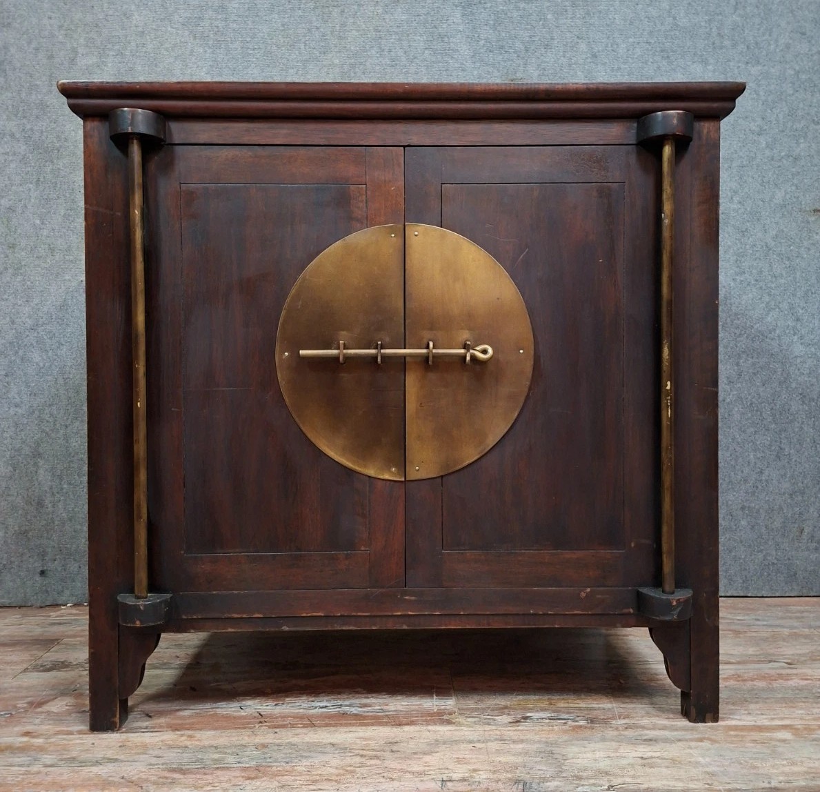 Buffet / meuble chinois ancien en bois avec ferrure en laiton / XXme