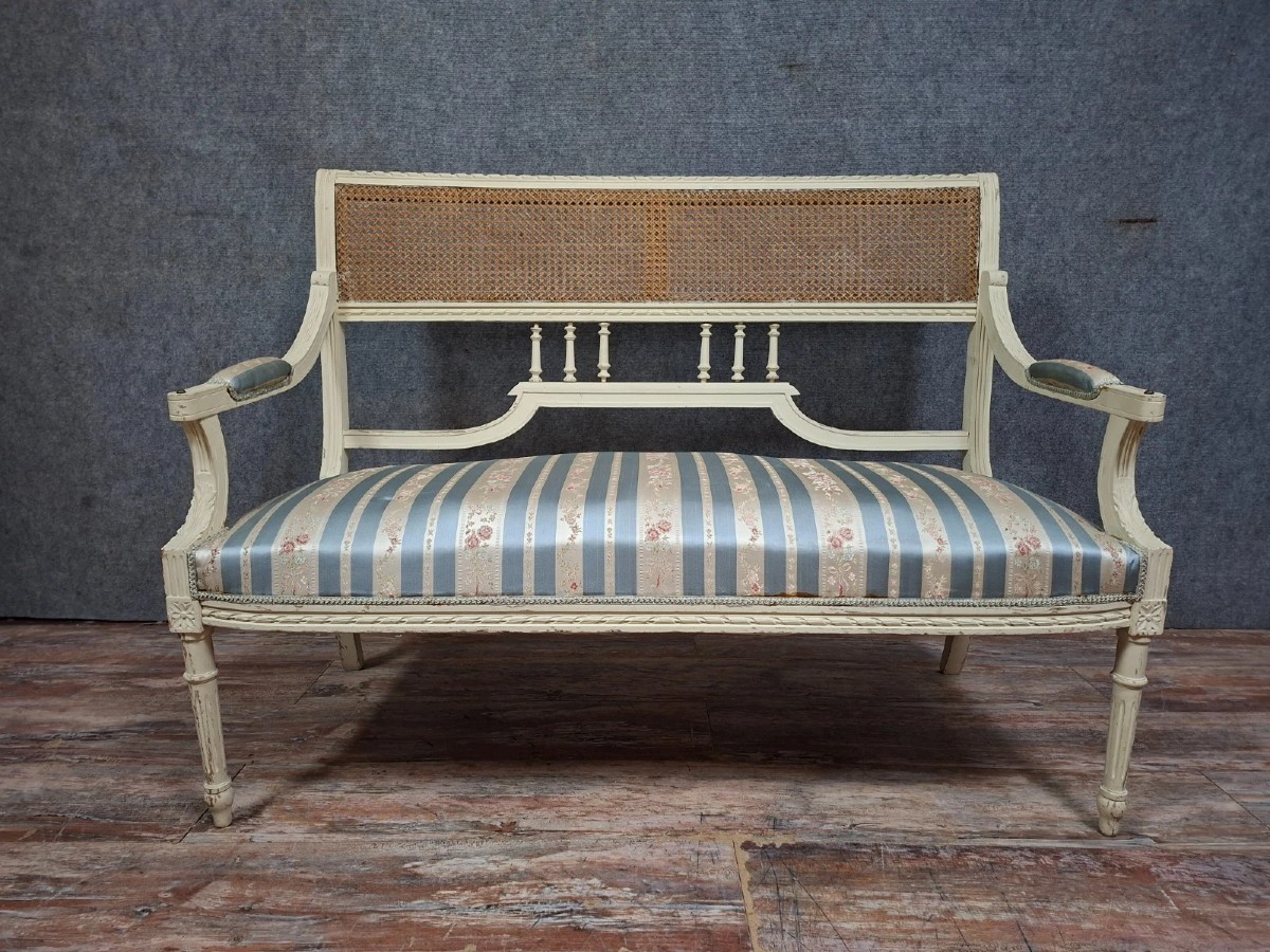 canapé / banquette de style Louis XVI, élégant et plein de charme.