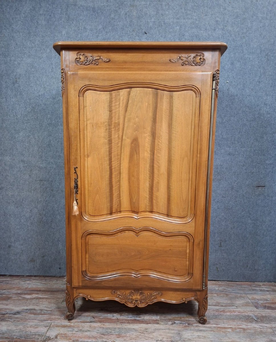 armoire de style Louis XV en bois massif.-photo-1