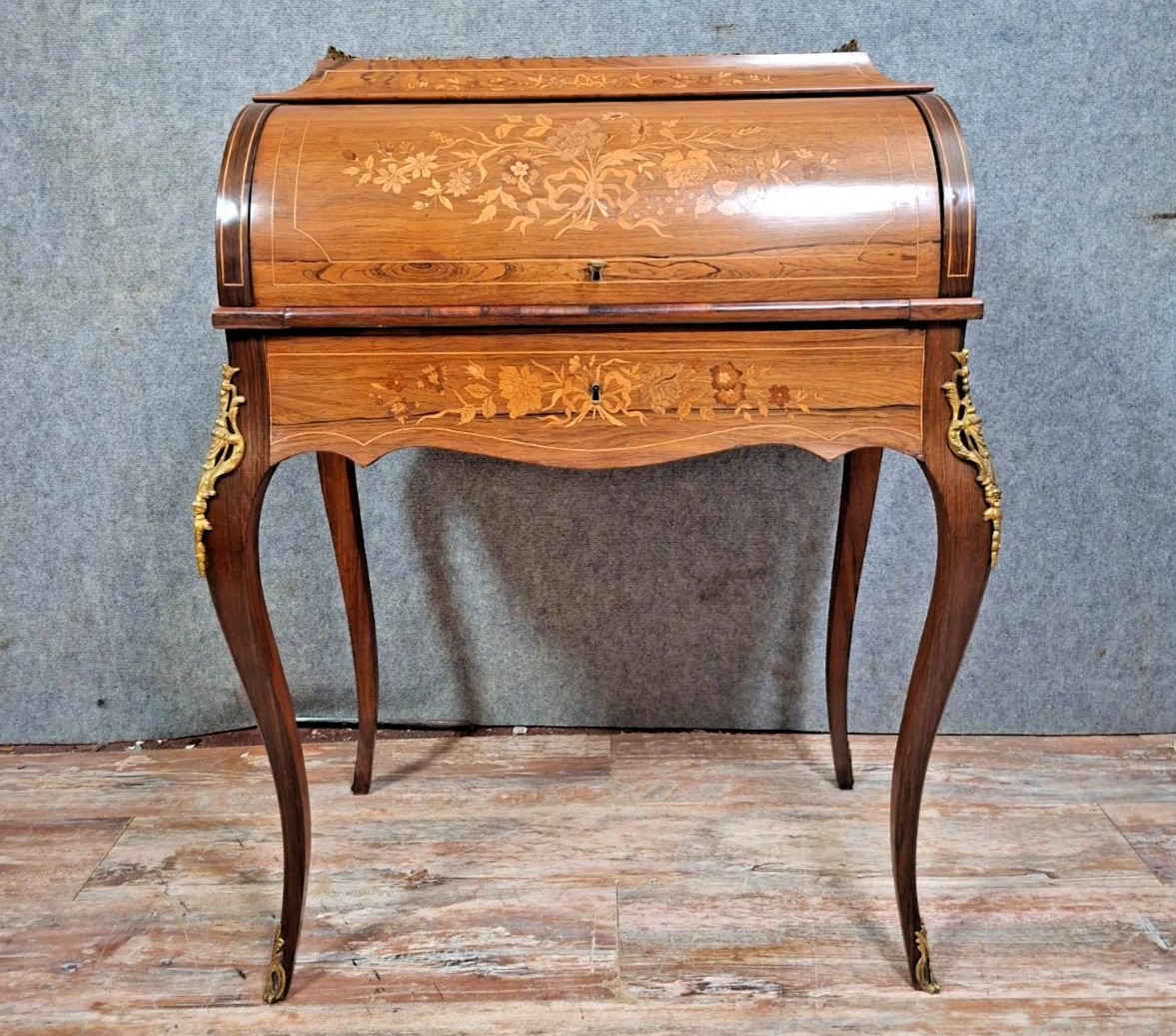 bureau à cylindre de style Louis XV, élégant et très décoratif