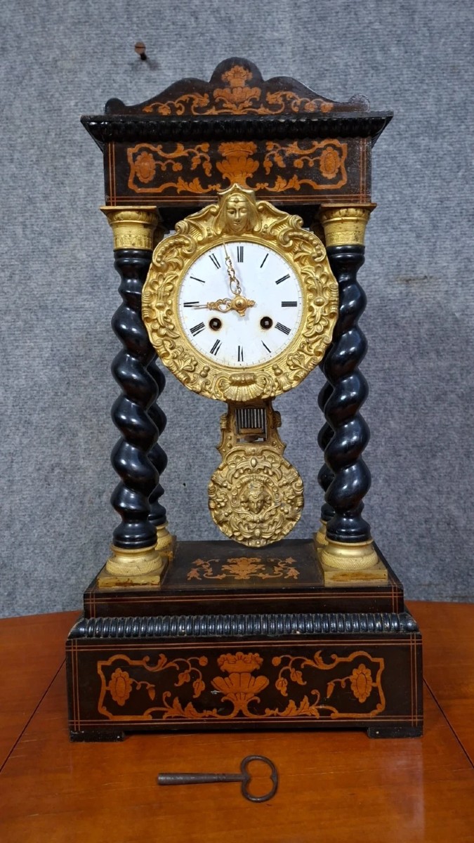 Pendule portique en marqueterie Boulle et bronze doré – Époque Napoléon III–XIXe