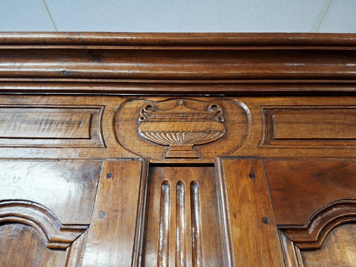 Armoire époque Louis XV en noyer massif, travail régional de qualité-photo-1