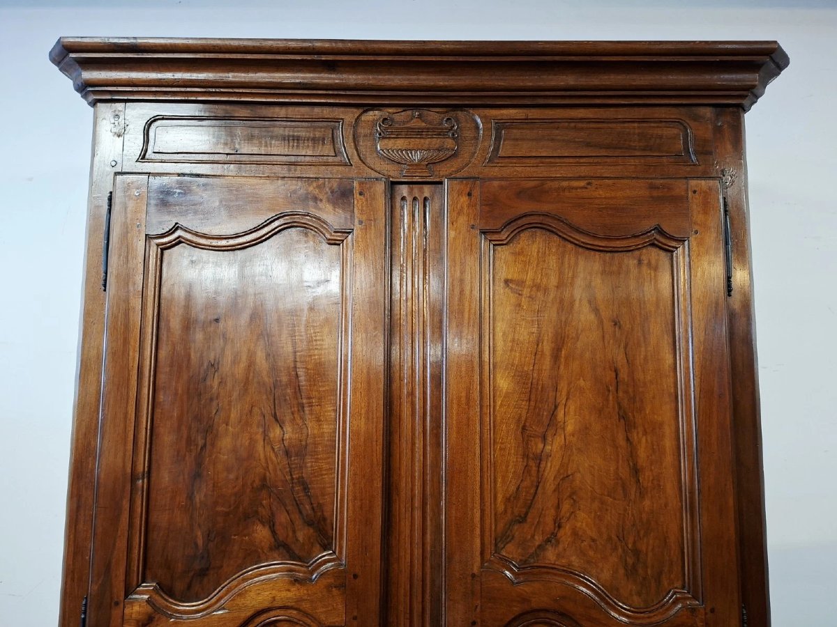 Armoire époque Louis XV en noyer massif, travail régional de qualité-photo-6