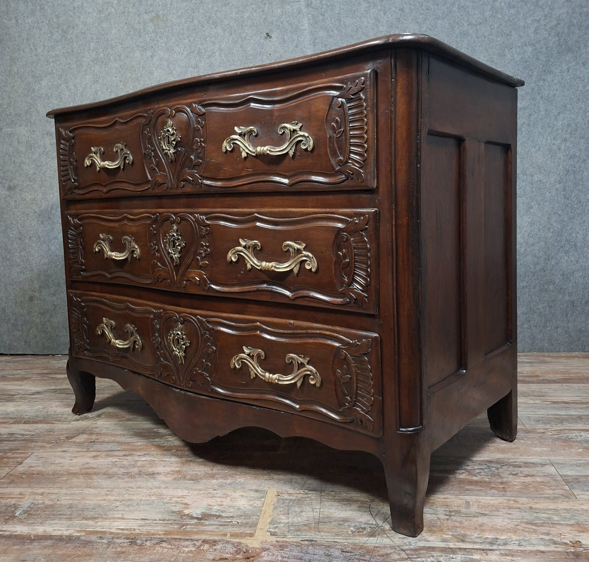 Commode Lyonnaise d’époque Louis XV/ XVIIIeme en noyer mouluré et sculpté-photo-8