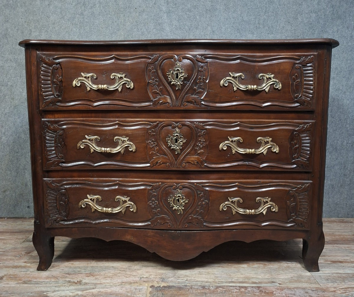 Commode Lyonnaise d’époque Louis XV/ XVIIIeme en noyer mouluré et sculpté