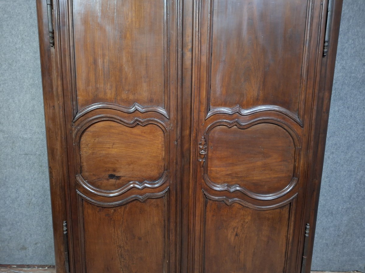 Armoire d’époque Louis XIII en noyer massif, travail provincial du XVIIe siècle.-photo-4
