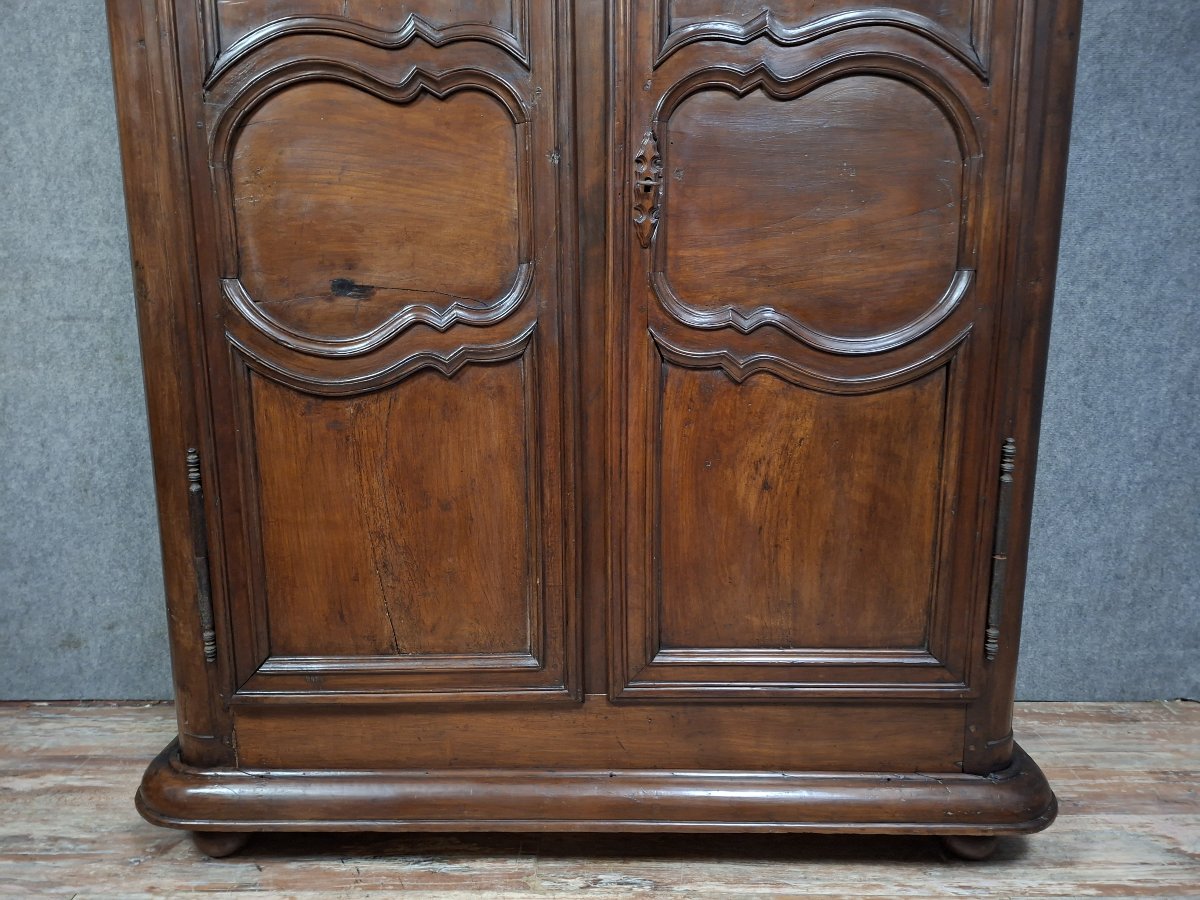 Armoire d’époque Louis XIII en noyer massif, travail provincial du XVIIe siècle.-photo-1