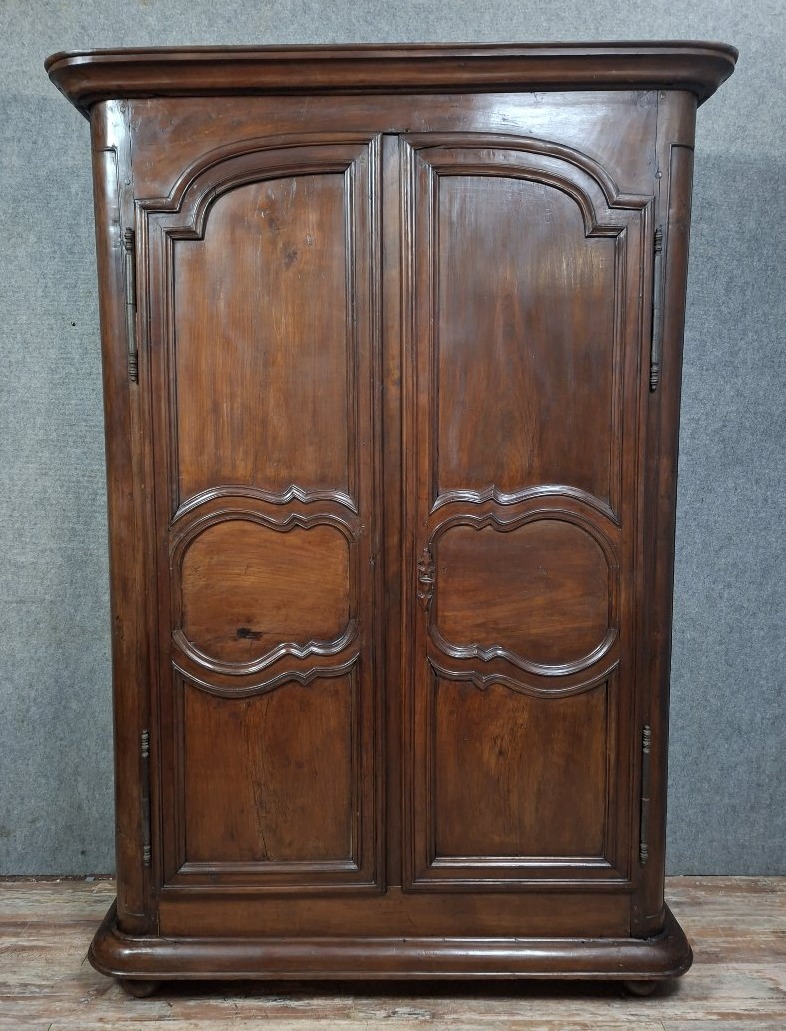 Armoire d’époque Louis XIII en noyer massif, travail provincial du XVIIe siècle.
