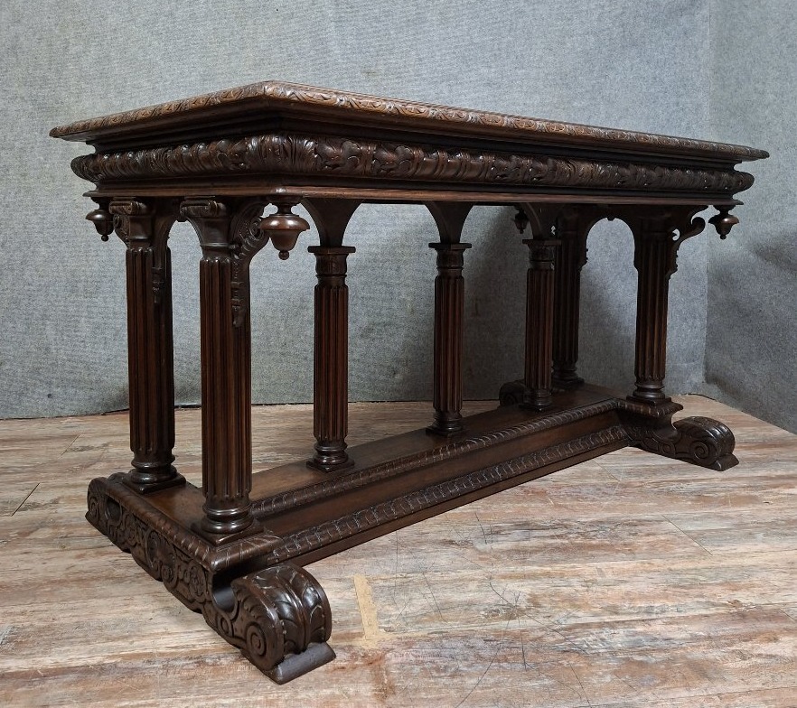 table de style Renaissance en noyer sculpté – XIXe siècle