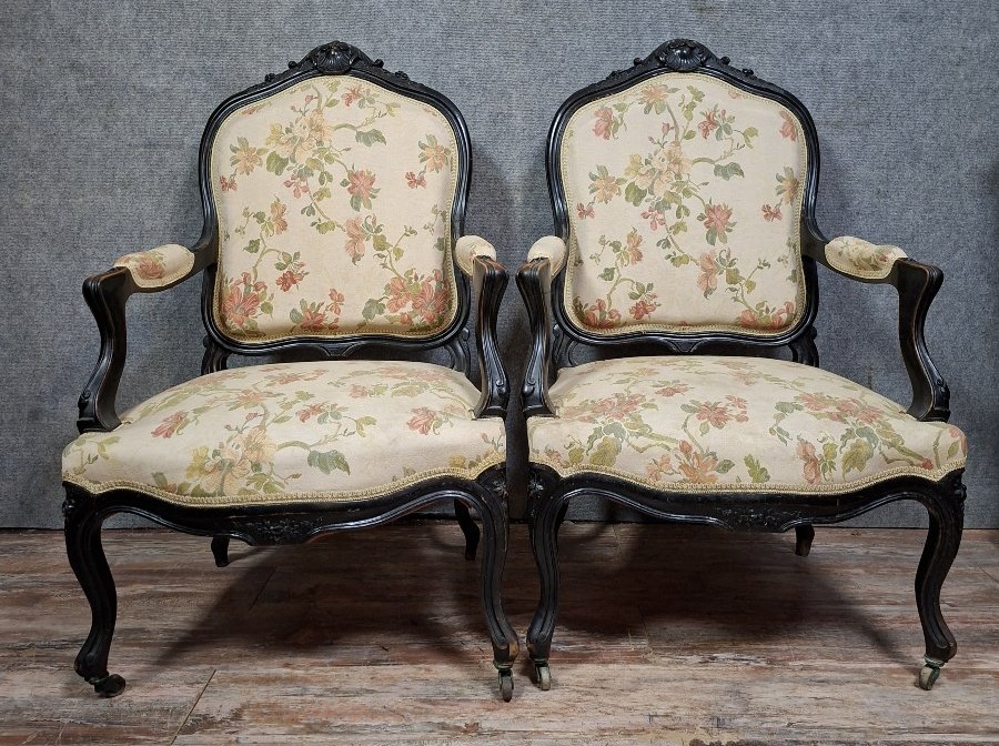 paire de fauteuils de style Louis XV, en bois mouluré et sculpté, laqué noir-photo-2