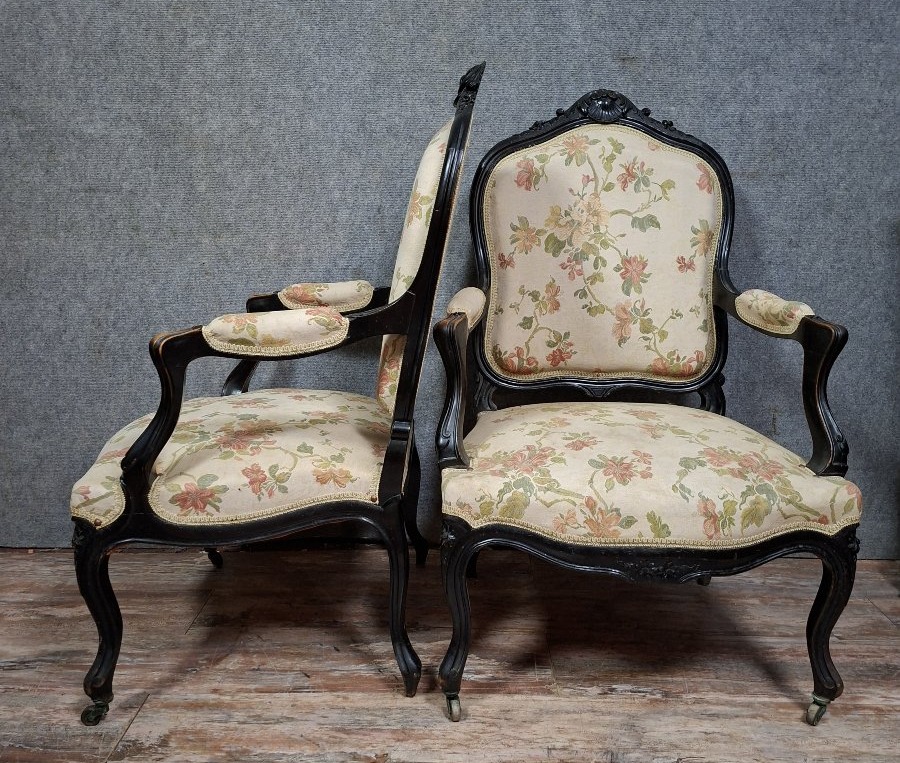 paire de fauteuils de style Louis XV, en bois mouluré et sculpté, laqué noir-photo-3