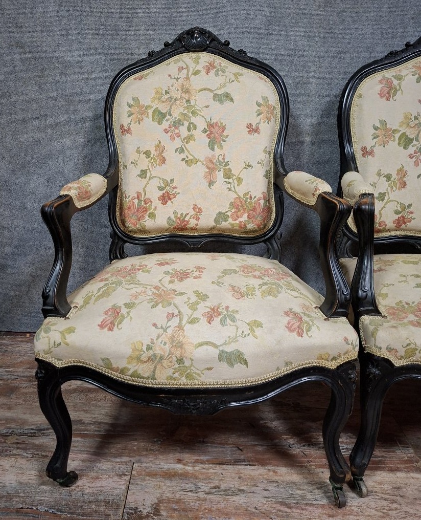 paire de fauteuils de style Louis XV, en bois mouluré et sculpté, laqué noir-photo-4