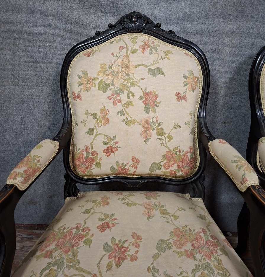 paire de fauteuils de style Louis XV, en bois mouluré et sculpté, laqué noir-photo-1