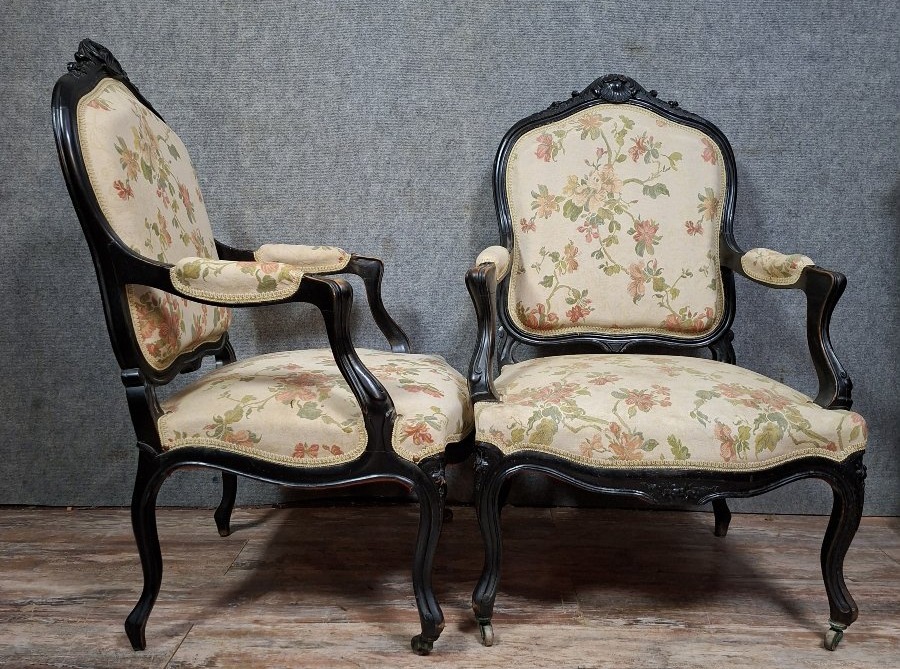 paire de fauteuils de style Louis XV, en bois mouluré et sculpté, laqué noir-photo-3