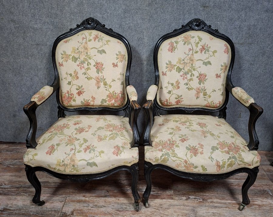 paire de fauteuils de style Louis XV, en bois mouluré et sculpté, laqué noir